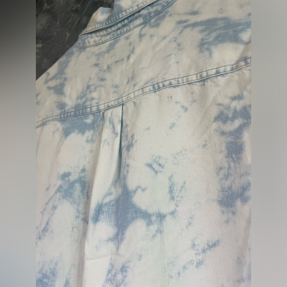 Guess button down denim jean top bleach washed long sleeve high low hem M - Picture 6 of 11